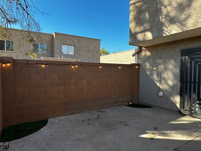 Building Photo - Beautifully Upgraded 3 Bedroom 1 Bathroom ...