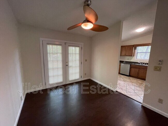 Building Photo - 221 Rustic Ridge Dr NE