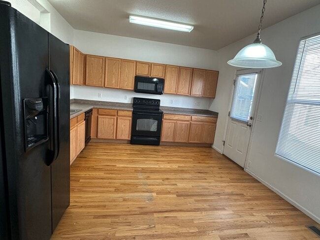 Building Photo - SPACIOUS 3BD/2.5BA TOWNHOME at THE BLUFFS ...