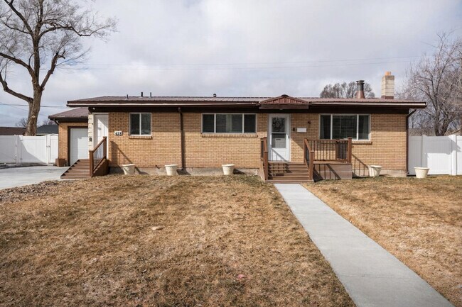 Building Photo - 428 Edwards Ave