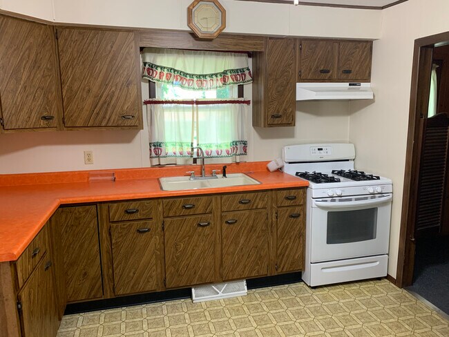 Kitchen - 212 S Kansas Ave