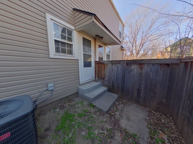 Building Photo - 707 S Hydraulic Ave