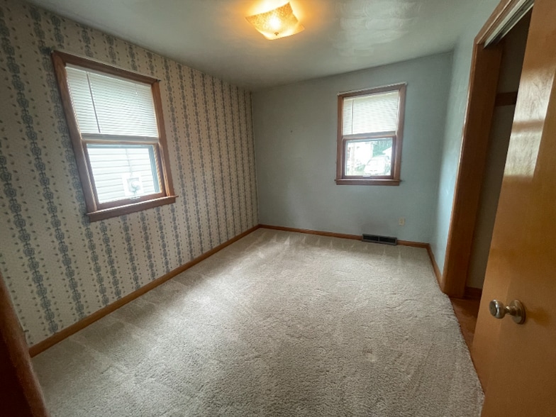 Building Photo - 735 Vogel Ave NE