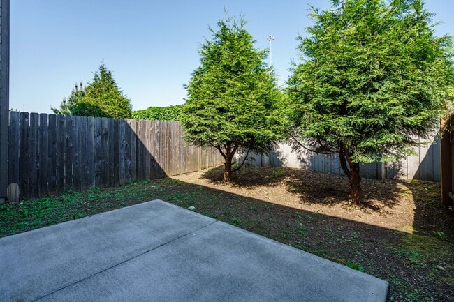 Building Photo - Easy I-205 Access - 3 Bedroom 2.5 Bath Townhouse