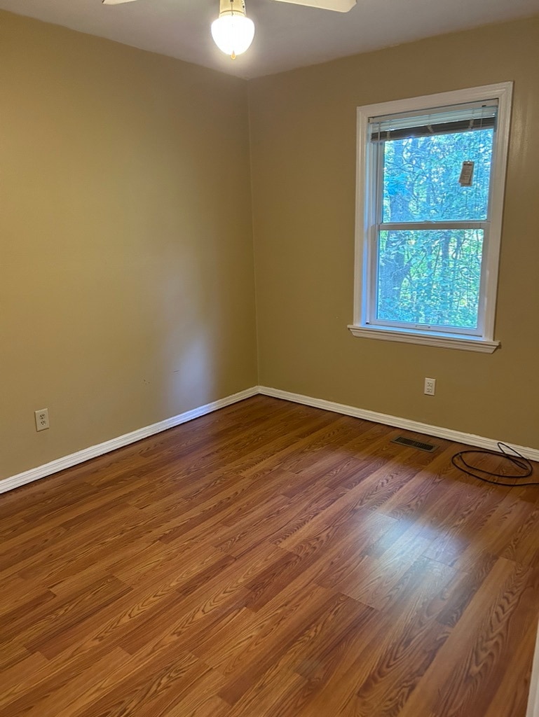 Building Photo - 400 Forest Heights Dr