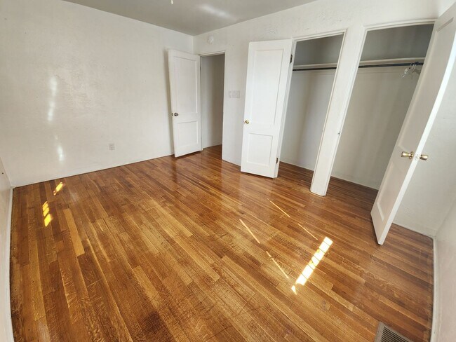 Building Photo - 3 Bedroom 2 Bathroom