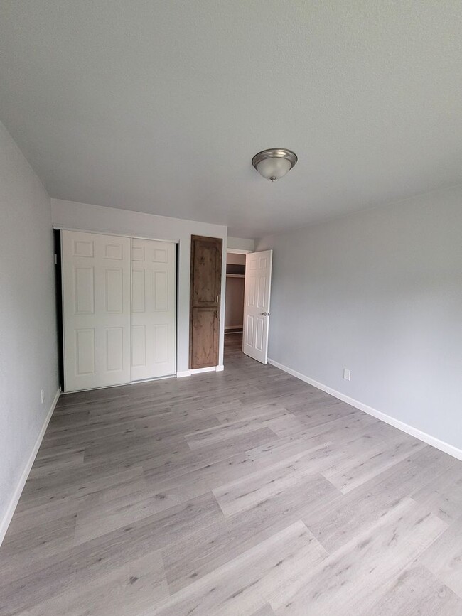 Building Photo - Newly Renovated Pet Friendly 2 Bed Duplex ...