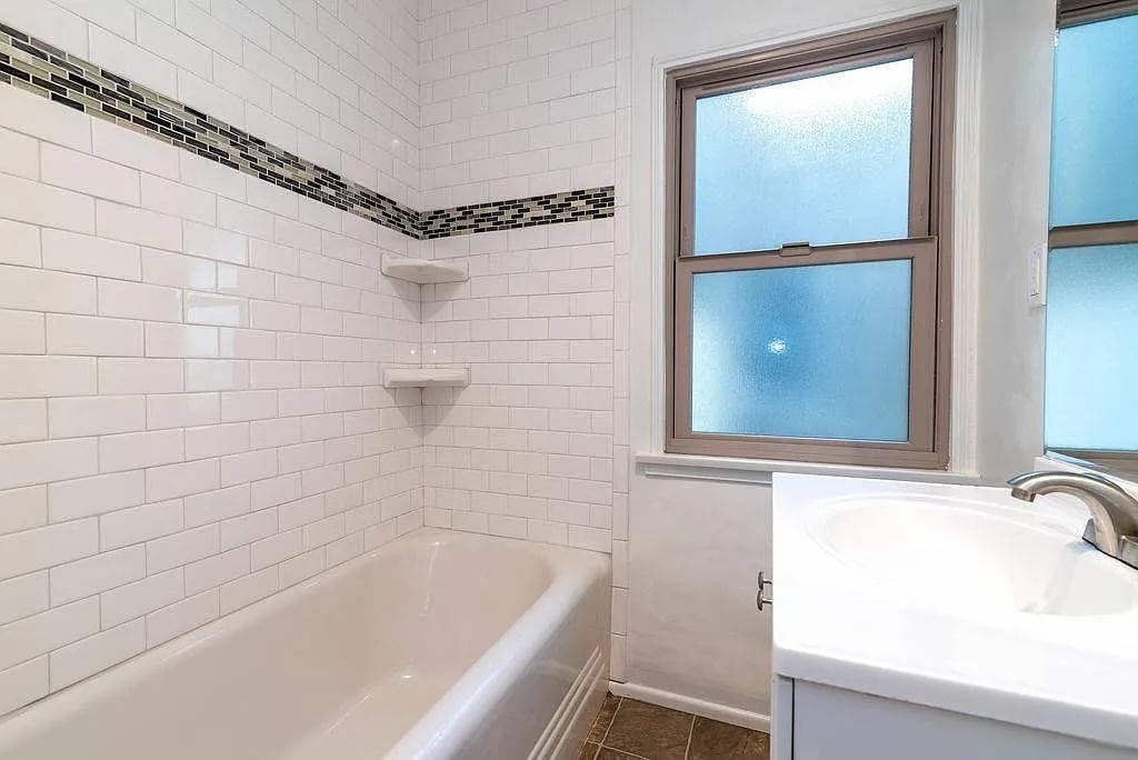 Building Photo - 302 W Mariposa Ave