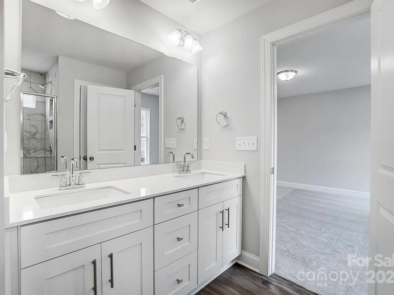 Double vanity - 4153 Black Ct