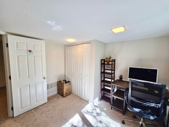 Building Photo - Lovely 4 BR/2 BA Single-Family Home in Sil...