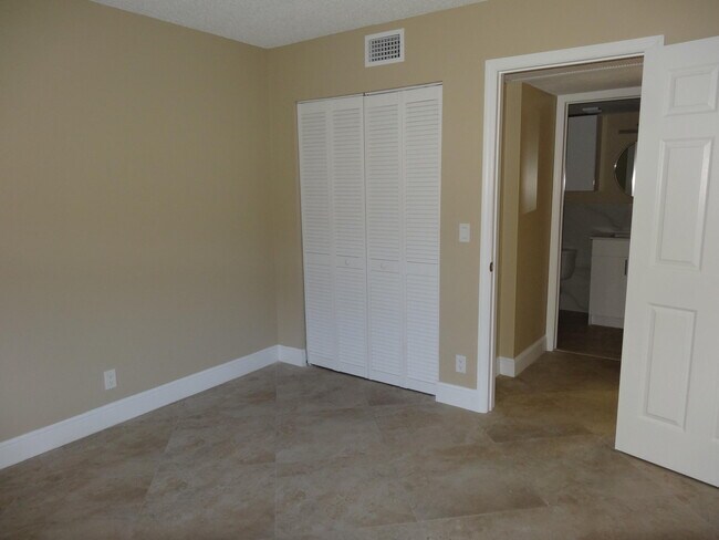 Building Photo - 7091 Golf Colony Ct