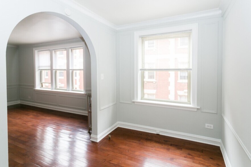 Building Photo - 547 W Surf St