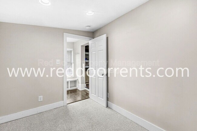 Building Photo - 2028 Hoyt Ave