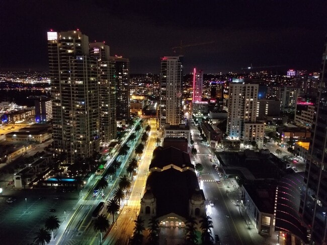 Building Photo - Electra! Spectacular Water and City views ...