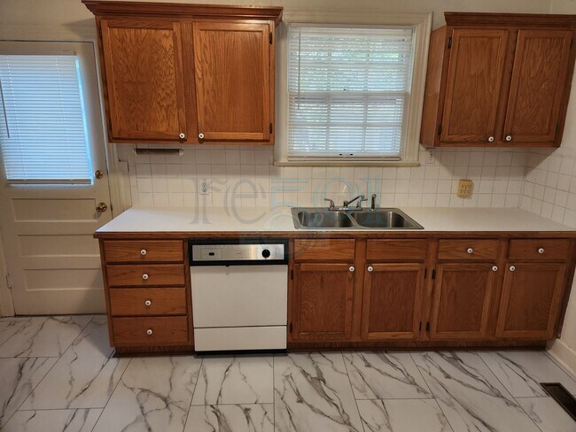Building Photo - Great 3 Bedroom 1 Bathroom in Forest Heigh...