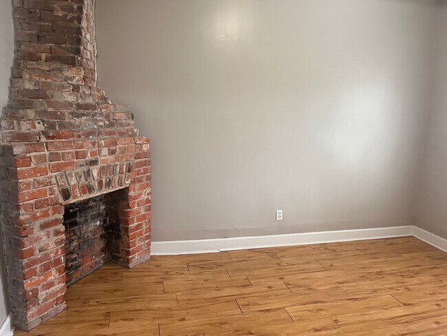 Building Photo - MOVE IN SPECIAL $250.00 OFF 1st Month's Rent- 2 bedroom, 1.5 bath apartment with W/D unit and sha...