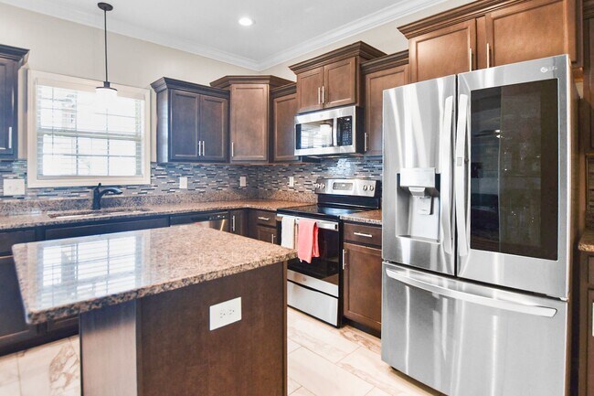 Building Photo - Pet Friendly Four Bedroom!