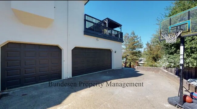 Building Photo - 4 Lone Oak Ct