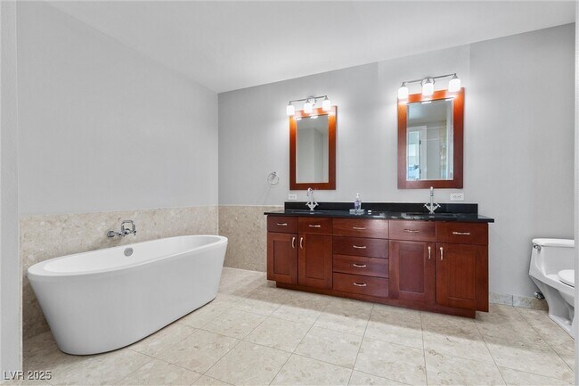 Building Photo - 4525 Dean Martin Dr