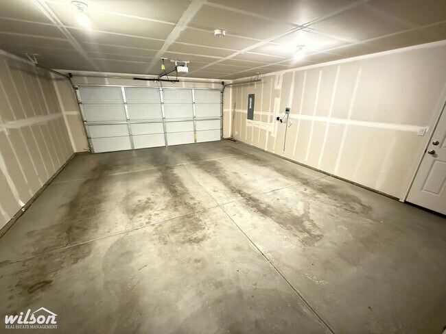 Building Photo - 3BD/2BA - Stunning Modern Home in Desirabl...