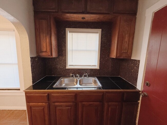 Building Photo - Charming 1-Bedroom Duplex with Storage Garage