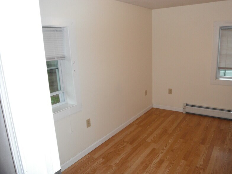 bedroom - 12 N River St