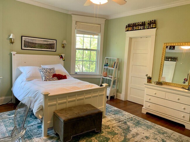 Building Photo - 3 br, 2 bath House - 39 University Circle #2