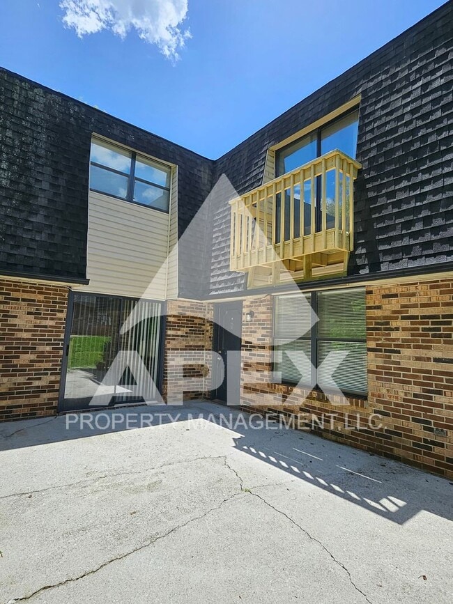 Primary Photo - NICE - 2 Bedroom 1.5 Bath Townhouse WEST o...