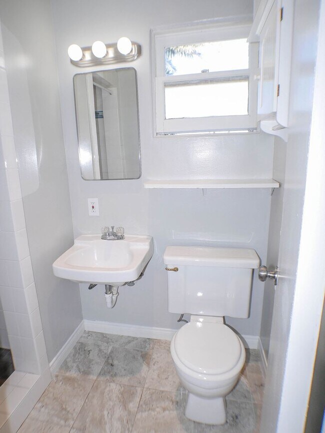 Building Photo - Charming Ocean Beach Home!