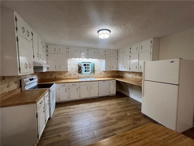 Building Photo - 1304 Pine Valley Rd