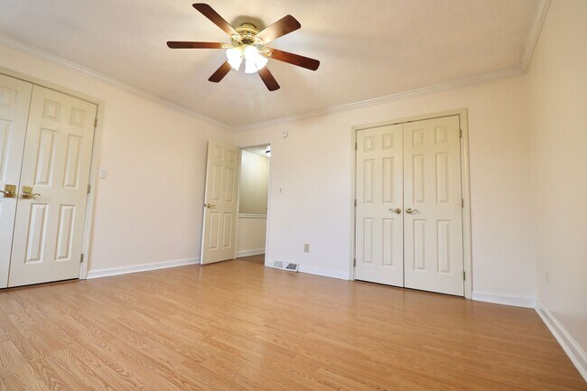 Building Photo - 2 Bedroom/2 Bath Townhouse near Stadium - ...