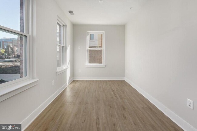 Building Photo - 945 Sycamore Dr SE