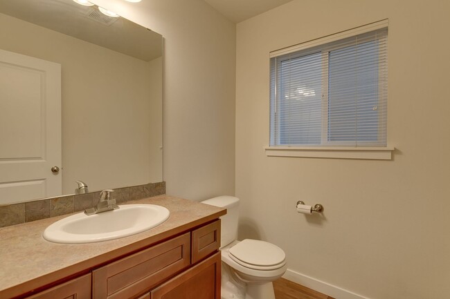 Building Photo - Bright and spacious 3 bed home in nice Lynnwood location!