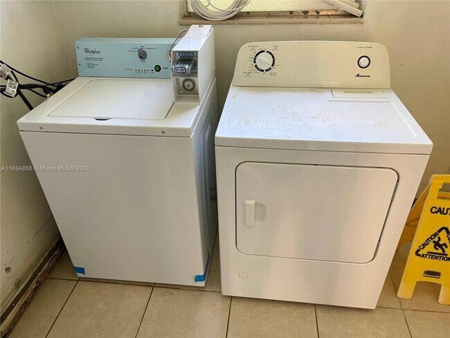 Building Photo - 2 bedroom in Hallandale FL 33009