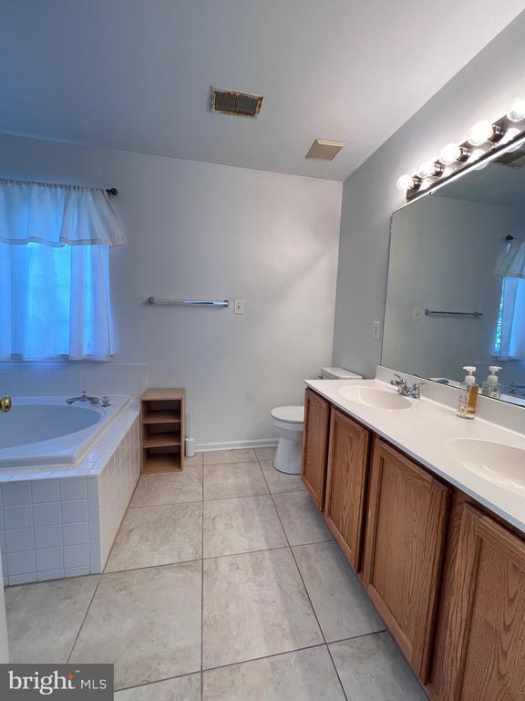 Building Photo - 10 Jolie Ct