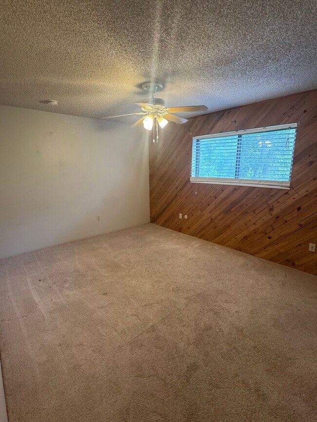 Building Photo - Spacious 2-Bedroom, 1.5-Bath Condo in Bear...
