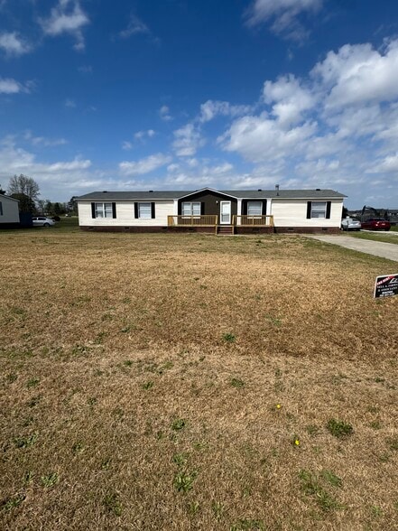 Building Photo - 107 Sweetwater Dr