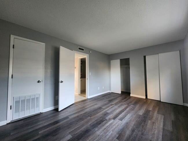 Building Photo - ** HALF OFF 1ST MONTH'S RENT WITH 13 MONTH LEASE **