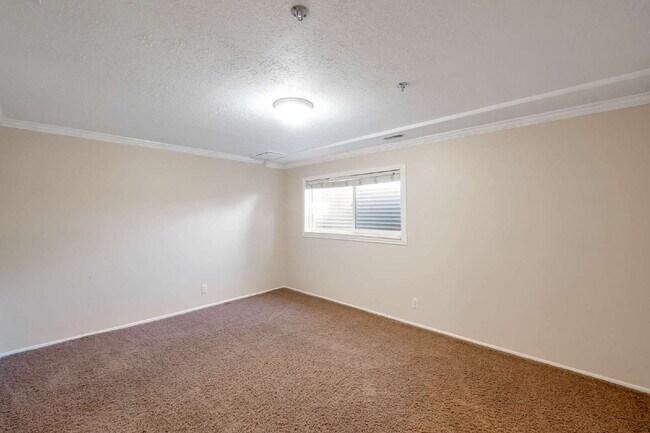 Building Photo - Convenient Sandy Townhome with 3 BD & 2 BA