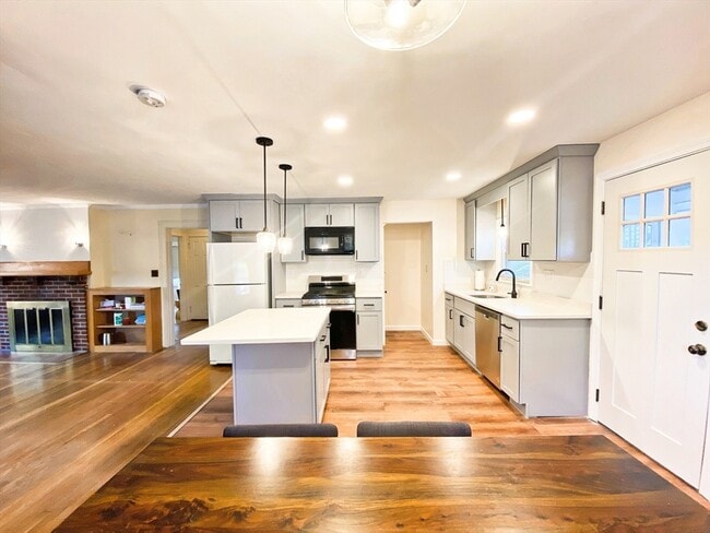 Building Photo - 143 Shore Dr