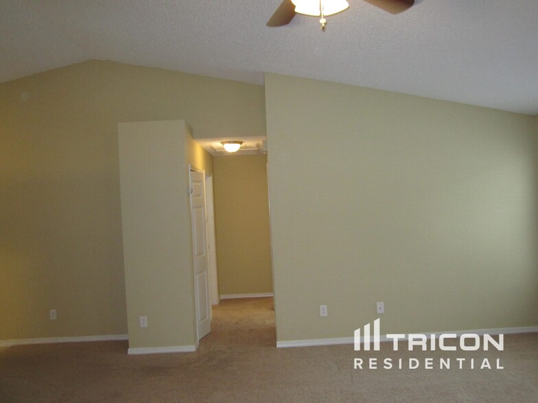 Building Photo - 8465 Country Bend Cir W