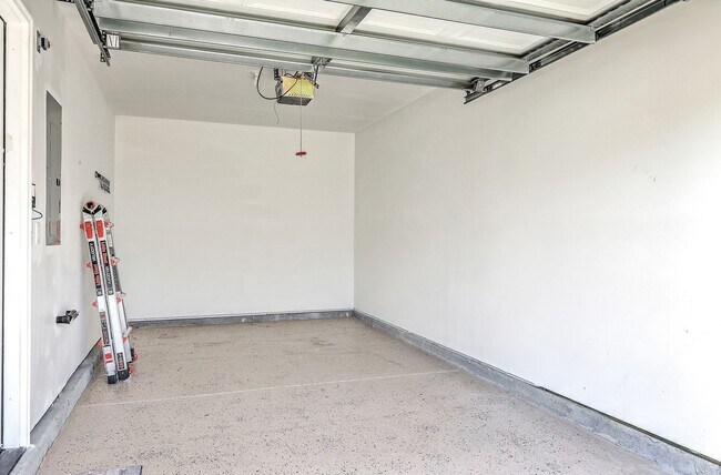 Building Photo - Charming 3-Bedroom Townhome in Summer Wood...