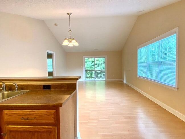 Building Photo - 3/2 End Unit Condo in Fletcher with Pool A...