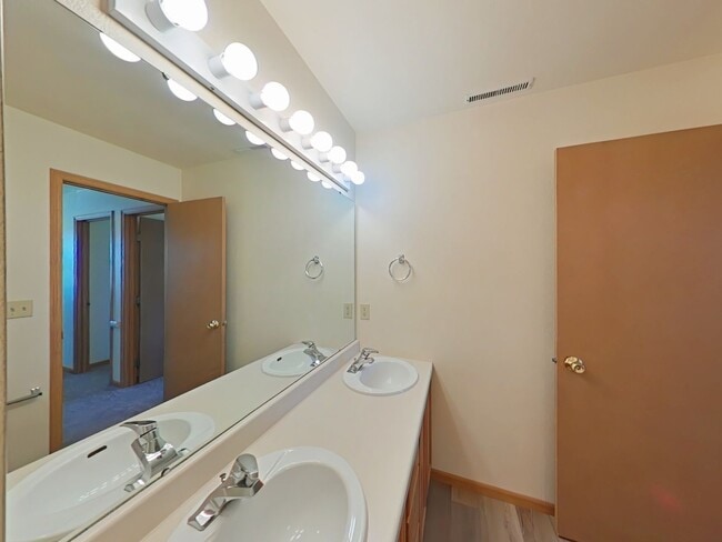Building Photo - Townhouse-style End unit 3BD, 1.5 BA with attached garage