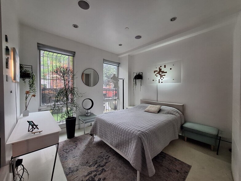 Building Photo - 668 Halsey St