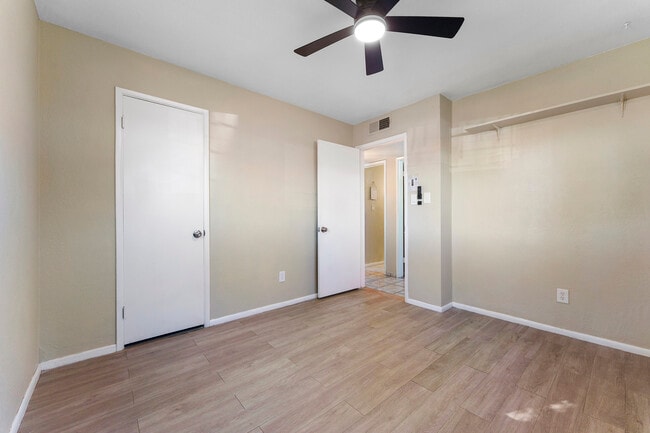 Building Photo - 2614 W Greenway Rd