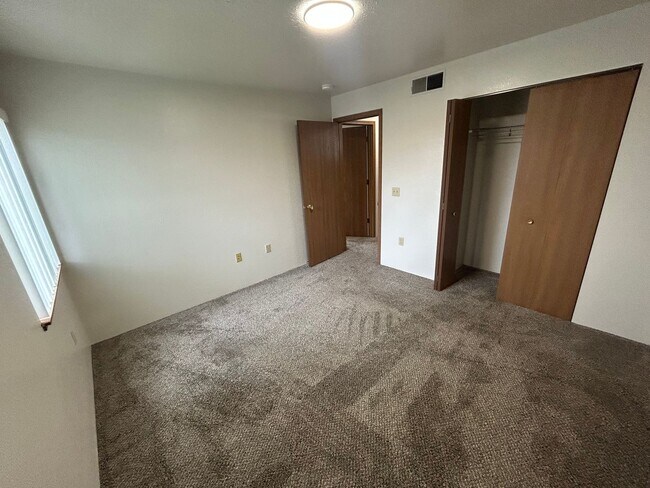 Building Photo - 2 bedroom 1 bath, 2nd floor apartment - Balcony & Central Heat & A/C