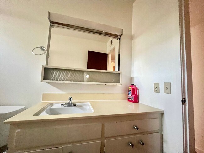 Building Photo - Charming 2-bedroom, 1-bath duplex with a yard