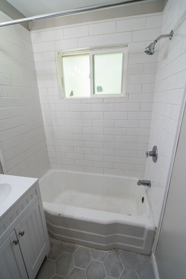 Building Photo - 3BR/2BA Home