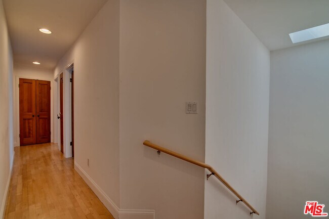 Building Photo - 127 Abalone Ave